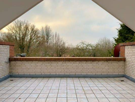 Teilweise überdachte Dachterrasse