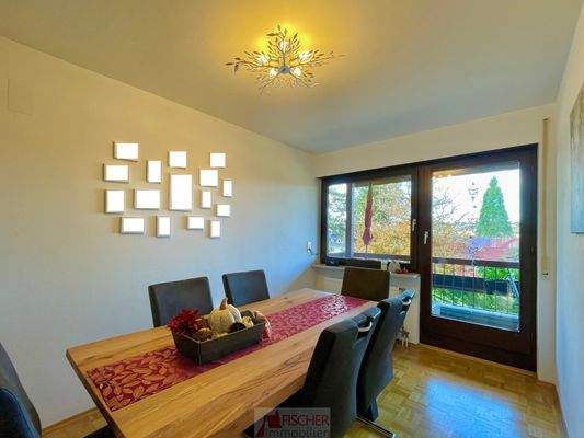 Essen mit Zugang zum Balkon