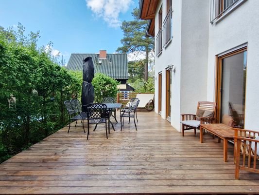 nachhaltig beplankte Terrasse in Thermoesche