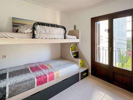 mit bodentiefen Fenster und integrierten Einbauschränken