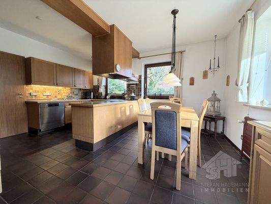 Küche mit angrenzendem Essbereich
