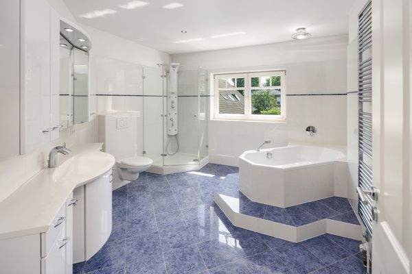 Dachgeschoss: Badezimmer