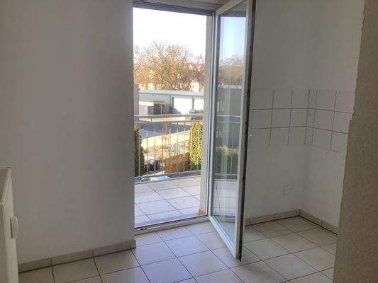 Küche mit Balkonzugang