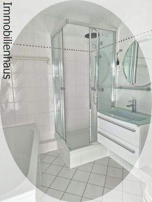 Bad mit Wanne und Dusche.jpg