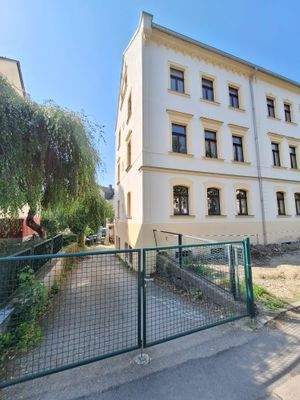 Straßenansicht mit Einfahrt