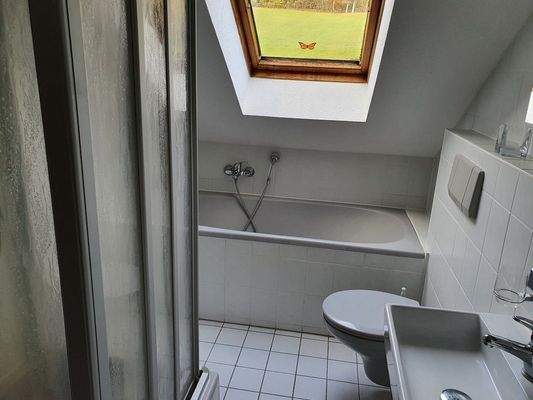 Badezimmer mit Wanne und Dusche
