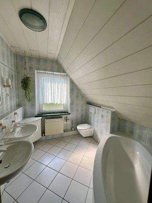 Bad im Dachgeschoss