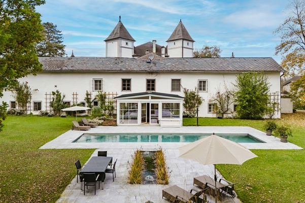 Highend-Poolanlage mit wärmeisolierender Rollabdeckung