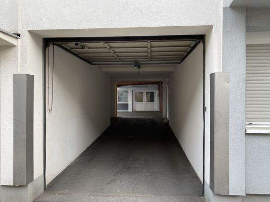 Garageneinfahrt mit Sektionaltor