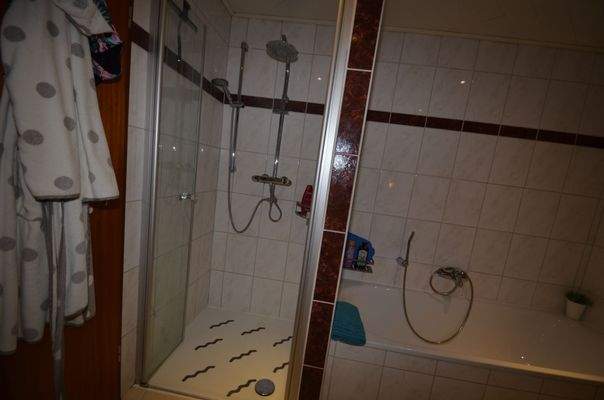 ...mit ebenerdiger Dusche mit Kabine...