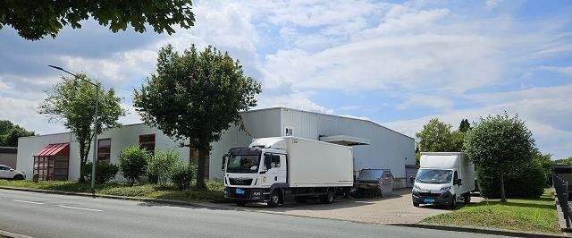 Hallenansicht mit Parkfläche