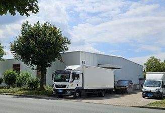 Hallenansicht mit Parkfläche