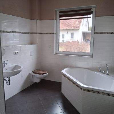 Bad mit Wanne und ebenerdiger Dusche.jpg