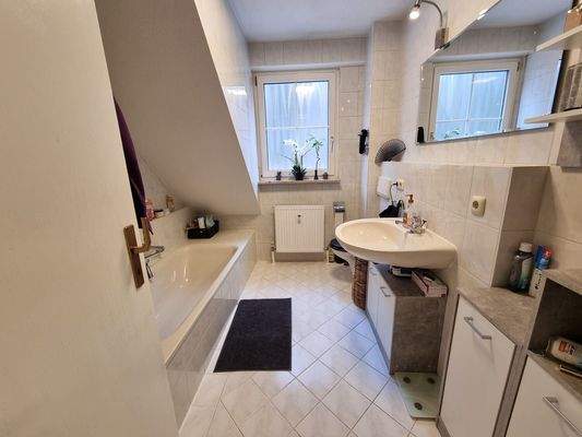 Bad mit Wanne und Dusche