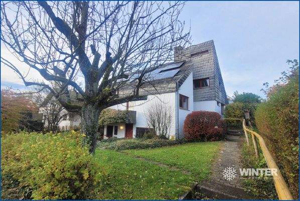 Hausansicht mit Baum