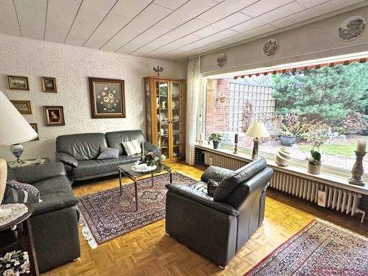 Wohn-/Esszimmer mit Zugang zu Terrasse und Garten