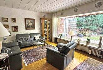 Wohn-/Esszimmer mit Zugang zu Terrasse und Garten