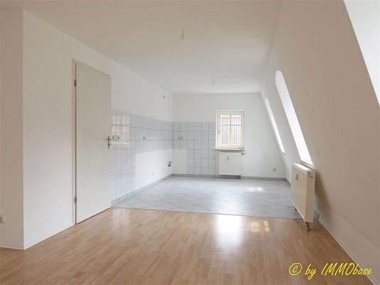 Wohnzimmer mit offener Küche