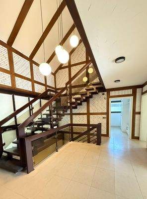 Diele mit offener Treppe zur Galerie