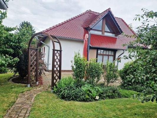 Hinteransicht mit Terrasse