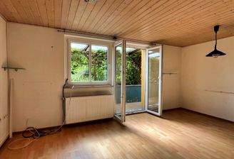 Wohnzimmer mit Zugang in der Garten