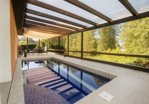 Pool direkter Blick in Richtung Seelandschaft