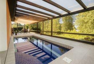 Pool direkter Blick in Richtung Seelandschaft