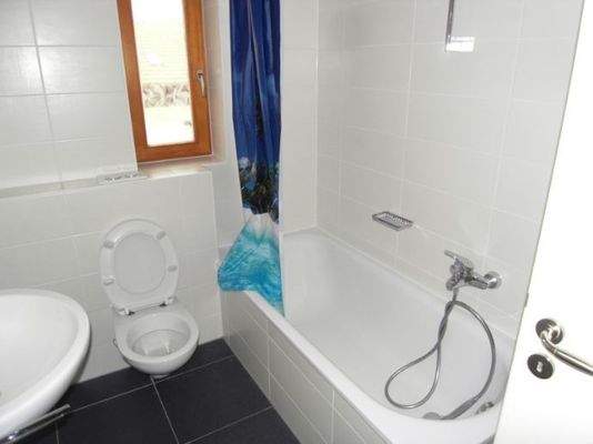 Bad mit Wanne und Fenster