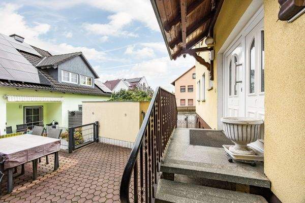 Überdachter Eingangsbereich mit solidem Treppenaufgang