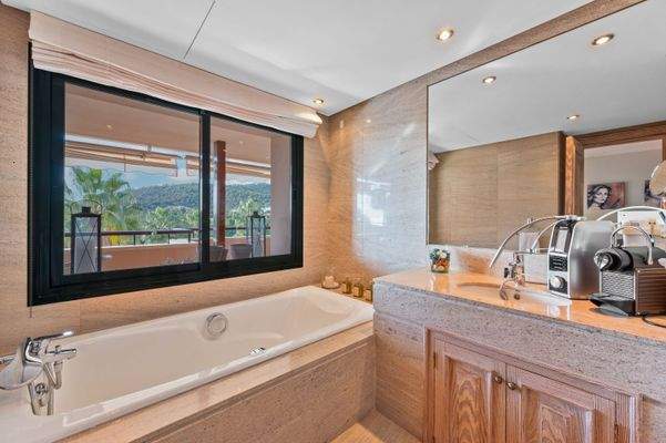 Suite bathroom in 3rd bedroom in apartment in Bendinat