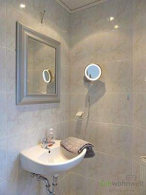 Waschbecken und Spiegel