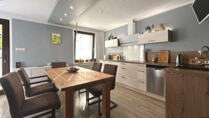 Einbauküche mit Esstisch