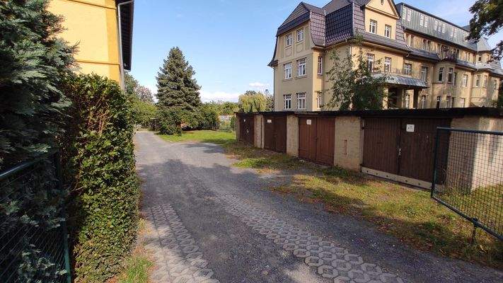 Einfahrt mit Garagengebäude
