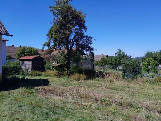 großer Garten mit Fernblick