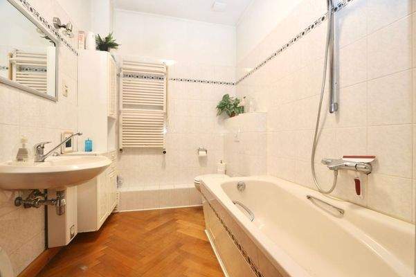 das innenliegende Wannenbad 1