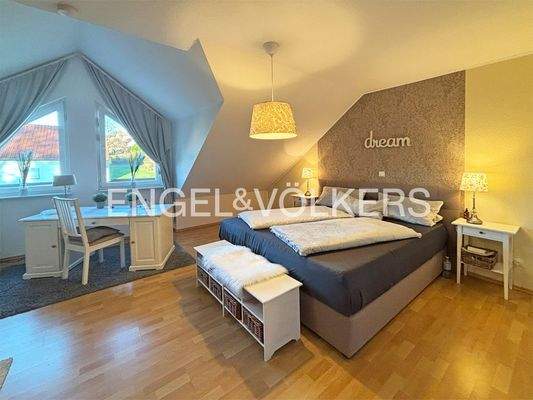 Großzügiges Elternschlafzimmer
