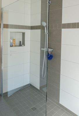 und begehbarer Dusche