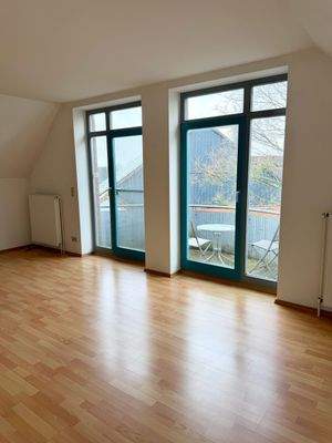 Wohnzimmer mit Zugang zum Balkon