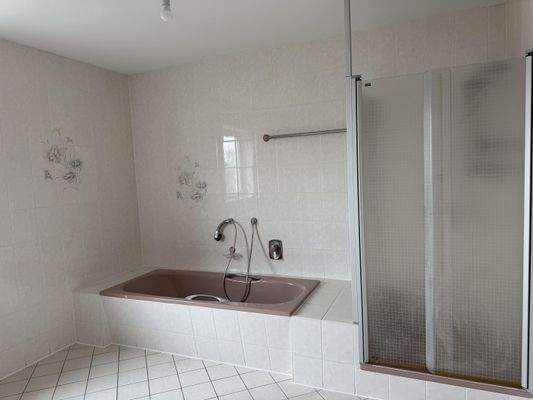 Bad mit Badewanne und Dusche