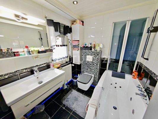 MEGA Badezimmer mit Whirlpool Wanne