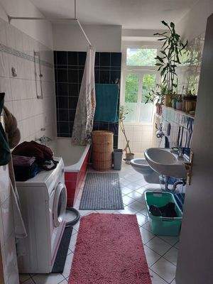 Tageslichtbad mit Wanne