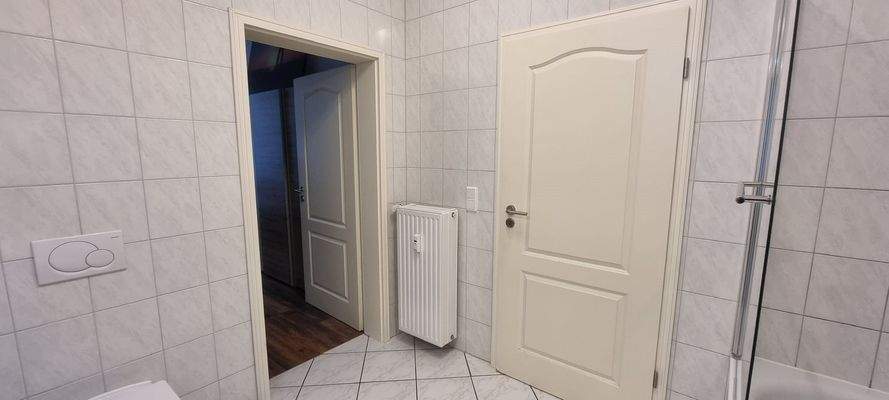 Badezimmer mit Zugang zum Schlafzimmer