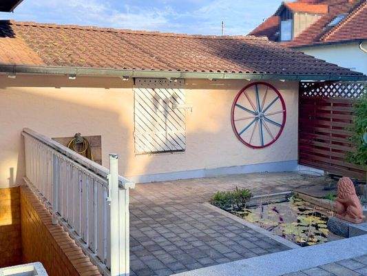 V018-2025_kleine Terrasse hinter der Garage