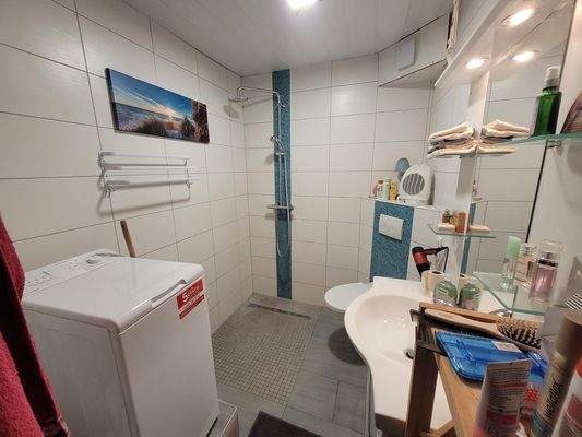 Badezimmer mit ebenerdiger Dusche