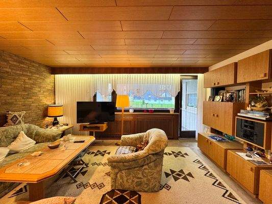 Wohnzimmer mit Zugang zum Balkon