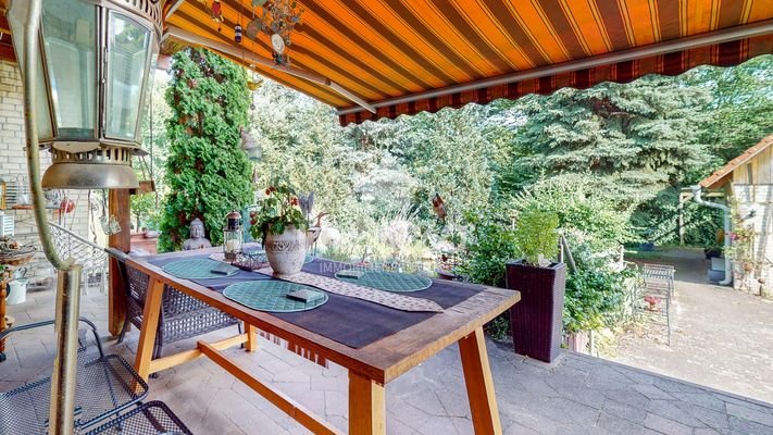 gemütliche Terrasse mit Blick in den Garten