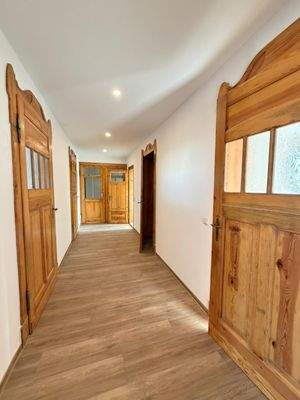 Heller Flur mit Holztüren