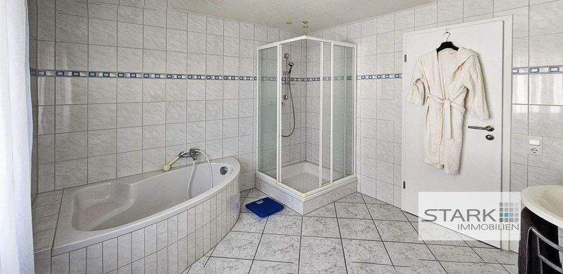 EG Bad Wanne und Dusche.jpg