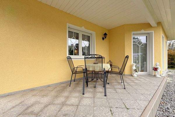 überdachte Terrasse mit Blick min den Vorgarten