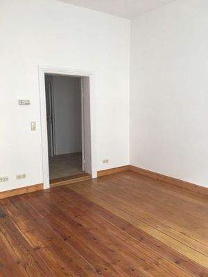 Der Wohnraum von der Fensterseite aus